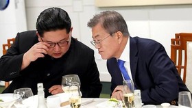 Nhà lãnh đạo Triều Tiên Kim Jong-un và Tổng thống Hàn Quốc Moon Jae-in. Ảnh: Reuters