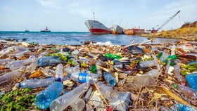 Nhật Bản thông qua dự luật hạn chế xả rác thải nhựa ra biển 
