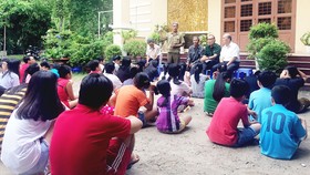 Chú Nguyễn Quang Trung (đứng) cùng các chú trong Chi hội Cựu chiến binh khu phố 1 kể chuyện truyền thống với các bạn trẻ