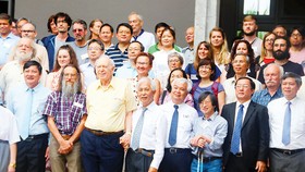 Các đại biểu, giáo sư, nhà khoa học, bạn trẻ tại Trung tâm ICISE - thung lũng Quy Hòa 