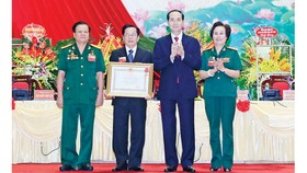 Chủ tịch nước Trần Đại Quang trao tặng Huân chương Lao động hạng Ba cho Hiệp hội Doanh nhân Cựu Chiến binh Việt Nam. Ảnh: TTXVN