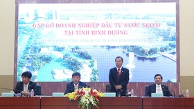 Bí thư Tỉnh ủy Trần Văn Nam cùng lãnh đạo tỉnh trong một buổi gặp gỡ doanh nghiệp