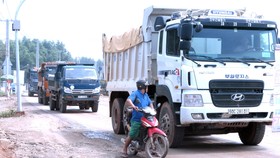 Các xe chở hàng tại mỏ đá Tân Cang 8 nỗ lực giữ vệ sinh môi trường trên đường di chuyển