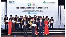 Ông Lê Viết Hải – Chủ tịch HĐQT, Tổng Giám đốc Công ty CP Tập đoàn Xây dựng Hòa Bình (người thứ hai hàng đầu từ trái qua) nhận giải thưởng Doanh nghiệp Bền vững 2018