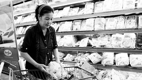Người tiêu dùng an tâm mua thịt gà tươi ở siêu thị vì đã được kiểm dịch