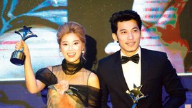 Liên Bỉnh Phát và Hoàng Yến Chibi nhận giải thưởng Ngôi Sao Xanh 2018
