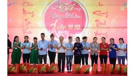 Phó Bí thư Thành ủy TPHCM Võ Thị Dung tặng quà các công nhân không có điều kiện về quê. Ảnh: MINH PHONG