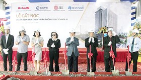 Công ty CP Tập đoàn Xây dựng Hòa Bình cất nóc công trình Lim Tower 3 vượt tiến độ 22 ngày