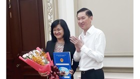 Phó Chủ tịch UBND TPHCM Trần Vĩnh Tuyến trao quyết định bổ nhiệm bà Trần Mai Phương