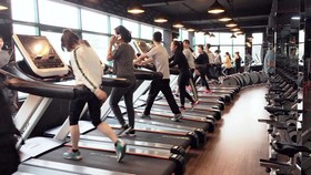 Nhiều người đến các điểm tập gym để rèn luyện sức khỏe