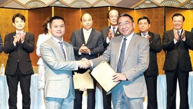 Thủ tướng Nguyễn Xuân Phúc chứng kiến lễ trao chứng nhận đầu tư giữa các công ty Việt Nam và Nhật Bản. Ảnh: TTXVN