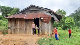 Người dân thôn Kon Năng, xã Đắk Choong sống trong nhà tạm chờ di dời
