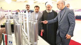 Tổng thống Iran Hassan Rouhani (thứ 2, phải sang trái) gia hạn thời gian 60 ngày để các quốc gia châu Âu cứu thỏa thuận