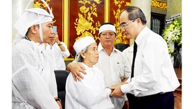 Bí thư Thành ủy TPHCM Nguyễn Thiện Nhân chia buồn với gia đình Đại tá, Anh hùng Nguyễn Văn Bảy