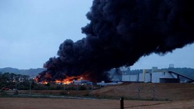 Cháy nhà máy hóa chất gây nguy cơ ô nhiễm sông Seine