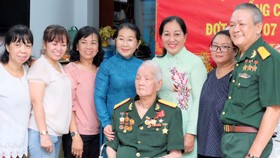 Phó Bí thư Thành ủy TPHCM Võ Thị Dung trao Huy hiệu Đảng cho đồng chí Lưu Văn Du