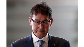 Hai bộ trưởng Nhật Bản liên tiếp từ chức