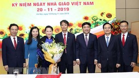 Chủ tịch Quốc hội Nguyễn Thị Kim Ngân và lãnh đạo trường Đại học kinh tế quốc dân. Ảnh: Trọng Đức/TTXVN