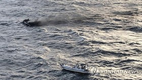 Hình ảnh thuyền bốc cháy ngoài khơi đảo Jeju do Lực lượng bảo vệ bờ biển Jeju cung cấp vào ngày 19-11. Nguồn: Yonhap