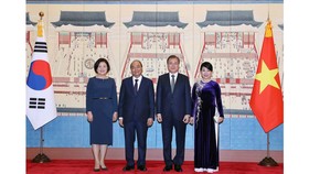 Tổng thống Hàn Quốc Moon Jae-in và phu nhân đón Thủ tướng Nguyễn Xuân Phúc và phu nhân. Ảnh: TTXVN