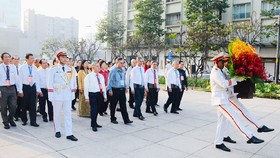 Đoàn đại biểu các dân tộc thiểu số TPHCM dâng hoa tưởng nhớ Chủ tịch Hồ Chí Minh