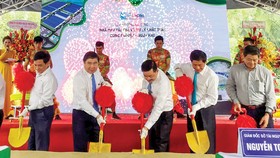 Chủ tịch UBND TPHCM Nguyễn Thành Phong và các đại biểu thực hiện nghi thức khởi công nhà máy