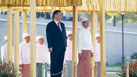Chủ tịch Trung Quốc Tập Cận Bình (trái) và Tổng thống Myanmar U Win Myint trong lễ đón tại dinh Tổng thống ở Naypyidaw, Myanmar