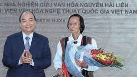 Thủ tướng Nguyễn Xuân Phúc tặng hoa Nhà nghiên cứu văn hóa Nguyễn Hải Liên