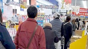 Người dân xếp hàng mua đồ tại siêu thị Nhật Bản