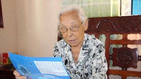 Đồng chí Lê Thị Văn (phường Linh Chiểu, quận Thủ Đức) ủng hộ toàn bộ 15 triệu đồng khi nhận Huy hiệu 70 năm tuổi Đảng. Ảnh: NGỌC TIẾN