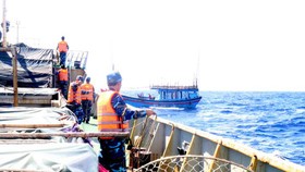 Vùng 2 Hải quân cứu 4 ngư dân bị tai nạn lao động trên biển
