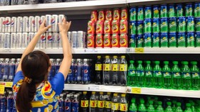 Người tiêu dùng chọn mua nước giải khát tại hệ thống siêu thị Co.opmart