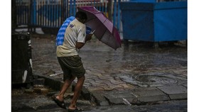 Siêu bão Amphan tràn vào Ấn Độ và Bangladesh