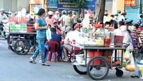 Buôn bán lấn chiếm lòng đường trên đường Lê Đại Hành, quận 11. Ảnh: CAO THĂNG