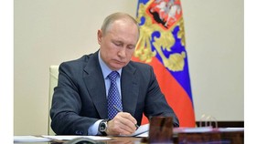 Tổng thống Nga Vladimir Putin ký thông qua đạo luật. Nguồn: TASS
