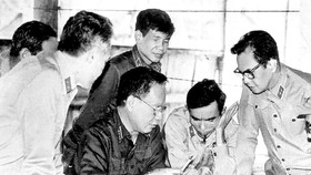 Đồng chí Lê Khả Phiêu (đứng giữa) cùng dự họp, thông qua quyết tâm tiến công căn cứ Cácđamôn (mùa khô 1984-1985). Ảnh tư liệu