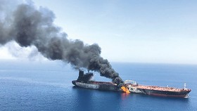 Tàu chở dầu bốc cháy ở eo biển Hormuz trong các cuộc tấn công bí ẩn mà Mỹ đổ lỗi cho Iran. Ảnh minh họa của AP