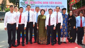 Chủ tịch UBND TPHCM Nguyễn Thành Phong cùng các đồng chí lãnh đạo TP, các đại biểu thực hiện nghi thức đặt tên đường Lê Văn Duyệt. Ảnh: VIỆT DŨNG