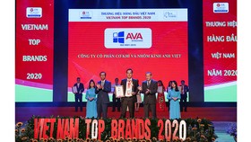 Ông Nguyễn Văn Âu - Giám đốc dự án khối Nhôm kính đại diện AVA Windows đón nhận danh hiệu Top 10 Thương hiệu hàng đầu Việt Nam 2020