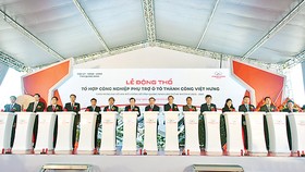 Các đại biểu nhấn nút phát tín hiệu bắt đầu lễ động thổ Tổ hợp công nghiệp phụ trợ ô tô Thành Công Việt Hưng
