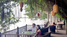 Khách ngắm cảnh sông nước ven sông Sài Gòn đoạn qua TP Thuận An ở Resort An Lam Retreats