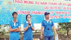 Bà Phan Thị Sang, P.TGĐ Công ty, Chủ tịch CĐCS công ty phát biểu khai mạc