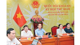 Bí thư Thành ủy TPHCM Nguyễn Văn Nên cùng các đồng chí lãnh đạo thành phố dự kỳ họp Quốc hội ở điểm cầu TPHCM. Ảnh: VIỆT DŨNG
