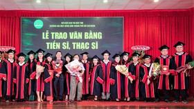 Tân thạc sĩ và tiến sĩ nhận bằng tốt nghiệp Trường ĐH Nông Lâm TPHCM ngày 31-10 
