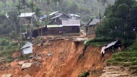 Bão số 11 suy yếu dần, nguy cơ sạt lở đất tại Quảng Nam và Quảng Ngãi