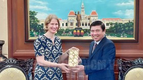 Chủ tịch UBND TPHCM Nguyễn Thành Phong tặng quà lưu niệm cho Đại sứ New Zealand tại Việt Nam Wendy Mattews. Nguồn: Thanhuytphcm