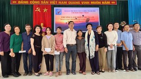Tặng quà người dân biên giới Việt - Lào bị ảnh hưởng bão lũ