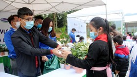 Đổi rác thải lấy cây xanh tại Chương trình Quỹ một triệu cây xanh cho Việt Nam