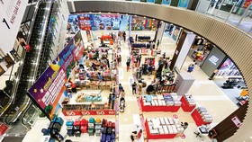 Người dân mua sắm tại Aeon Bình Tân, TPHCM. Ảnh: CAO THĂNG