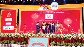 Ông Vũ Anh Tuấn (người đứng giữa) PTGĐ, C.P. Việt Nam nhận chứng nhận Tốp 50 doanh nghiệp xuất sắc Việt Nam 2020